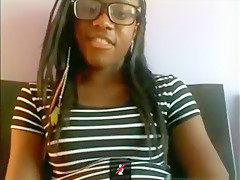 Black nerd with glasses masturbates with a hairbrush on her bed on skype – HOMEDOPORN.COM