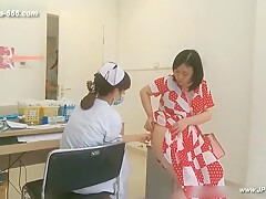 peeping chinese woman to go to the hospital for an injection.5